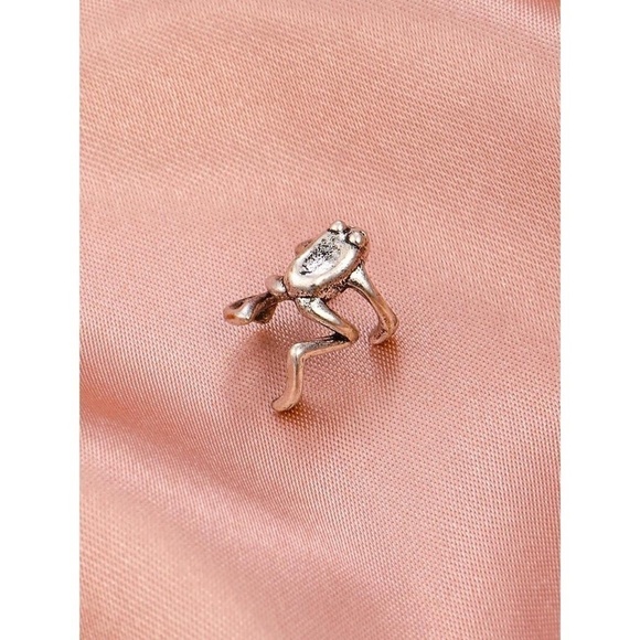 NEW Silver Tone Frog Ear Cuff Artsy Hipster Hippie Funny Modern Hip One Size - Picture 4 of 7